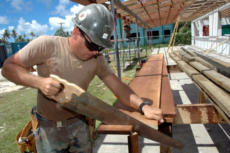 menuisier-LA CELLE-min_worker_construction_building_carpenter_male_job_build_helmet-893290